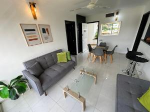 a living room with a couch and a table at Hermoso Apartamento con Piscina 1 Habitacion PR32 in Montería
