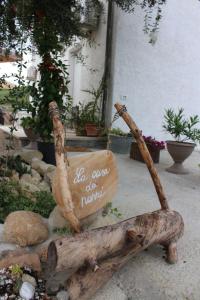Una señal que dice que vengan a hacer natural en una rama de árbol en B&b la Casa dei Nonni en Silvi Paese