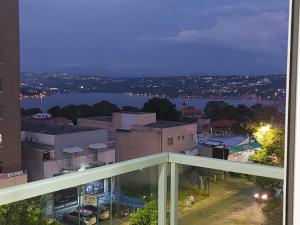 balcone con vista sulla città di notte di Apto ótima localização, self check-in, wi-fi, varanda e vista linda - 401 a Lagoa Santa