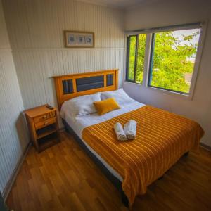 CLUB HOUSE BY CONCON في كونكون: غرفة نوم عليها سرير وفوط