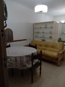 - un salon avec un canapé et une table dans l'établissement 1D Amplio monoambiente a pasos de la Playa, à Mar del Plata