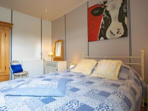 a bedroom with a bed and a painting of a cow at La Dimati 