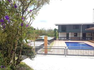 a villa with a swimming pool and a house at Alojamiento Rural - La Perla in Filandia