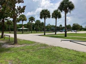 un parque con palmeras y una patineta en una acera en Nature Friendly en White City