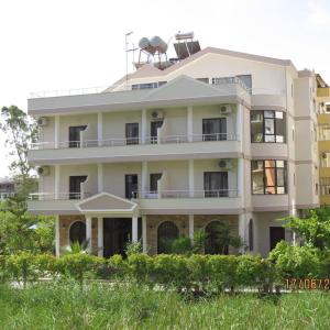 un gran edificio blanco con muchas ventanas en Red Rose Guest House en Golem