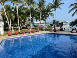 SINA SUITES CANCUN - Adults Only内部或周边的泳池