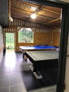 Habitación grande con mesa de billar. en Alojamiento Rural - La Perla, en Filandia