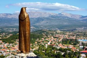 a statue of a bird standing on top of a city at Apartments with a parking space Sinj, Zagora - 21628 in Sinj