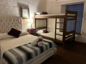 - une chambre avec 2 lits superposés et une chaise dans l'établissement Tree of Life - Hostel, à Barichara
