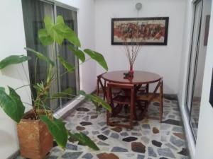 a room with a table and a plant at CERCA AL AEROPUERTO CONTRALORIA AL LADO HOTEL TORREON No ES DOS QUEBRADAS MEDIA CUADRA ESTACION UCUMARI 30 AGOSTO in Pereira