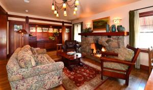 Blackbird Inn في نابا: غرفة معيشة مع أريكة ومدفأة