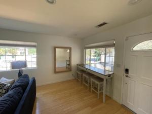un soggiorno con divano blu e scrivania di Charming Bright Traditional Home in Sherman Oaks a Sherman Oaks