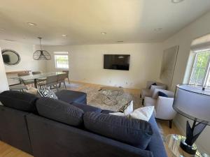 พื้นที่นั่งเล่นของ Charming Bright Traditional Home in Sherman Oaks