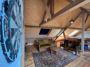 un soggiorno con divano e tavolo di Holiday home for 8 people in the Belgian Ardennes a Bullange/Büllingen
