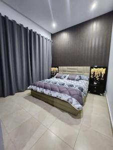 a bedroom with a large bed in a room at Appartement Idéal : Proximité, Confort et Élégance in Tétouan