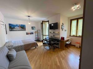 a bedroom with a bed and a desk in a room at Appartamento stupendo sul, lago Como in Villa Guardia