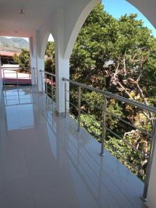 Elle comprend un balcon offrant une vue sur un arbre. dans l'établissement Guiltor host, à Chachapoyas