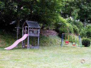 un piccolo parco giochi con scivolo e altalena di Ferienwohnungen Seeblick a Unterkirnach