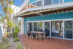 une terrasse avec une table et des chaises dans une maison dans l'établissement Beachside Bliss 1 Bedroom Park View Villa, à Mandurah