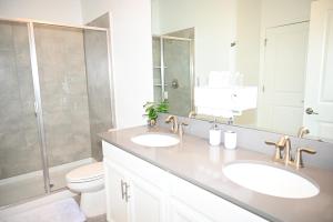 Kylpyhuone majoituspaikassa Luxurious 8-Room Oasis near Disney