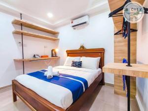Tempat tidur dalam kamar di Two-Nine Muslim Villa by JBcity Home