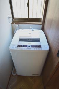 een witte printer in een kamer met een raam bij にし阿波ねすと in Higashimiyoshi