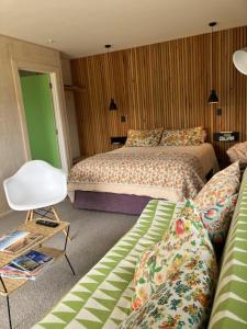 una camera con letto e divano di The Cottage - Springvale ad Alexandra