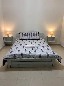 - une chambre avec un grand lit et deux lampes dans l'établissement On ti kanpo, à Bosrédon