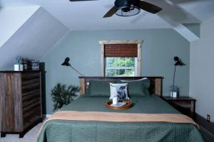 Säng eller sängar i ett rum på Private 5 bedroom cabin in country setting.