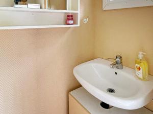 Koupelna v ubytování 4 star holiday home in KARLSHAMN-By Traum
