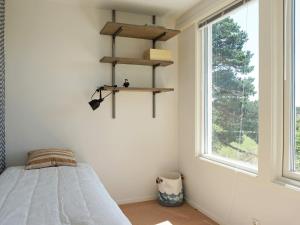 ein Schlafzimmer mit einem Bett und einem Fenster in der Unterkunft 4 star holiday home in STRÖMSTAD-By Traum in Strömstad