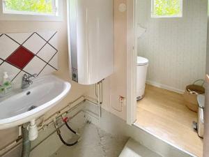 Koupelna v ubytování 4 star holiday home in KARLSHAMN-By Traum
