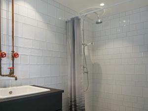 ein Badezimmer mit Dusche und Waschbecken in der Unterkunft 4 star holiday home in STRÖMSTAD-By Traum in Strömstad + 17 Fotos
