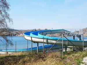 ein Boot, das auf einem Wasserkörper sitzt in der Unterkunft 4 star holiday home in STRÖMSTAD-By Traum in Strömstad