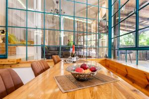 a dining room with a bowl of fruit on a table at חוות טפת בגלבוע-חוויה של טבע בצפון in Nurit +22 photos