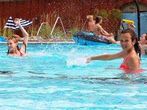un grupo de personas en una piscina en Holiday home Gilleleje XCVII, en Gilleleje