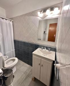 La salle de bains est pourvue d'un lavabo, de toilettes et d'un miroir. dans l'établissement Cómodo dúplex en Pasaje Tucumán, à Alta Gracia
