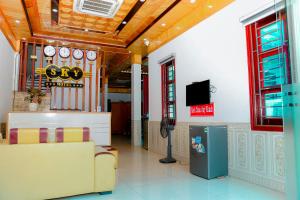 una sala de espera con sofá y TV en SKY HOTEL - KHÁCH SẠN BẮC NINH, en Bồ Sơn