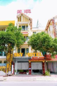 a building with a stay hotel sign on it at SKY HOTEL - KHÁCH SẠN BẮC NINH in Bồ Sơn