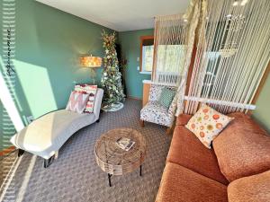 Posezení v ubytování Tide Pool Cabin, a Soquinomere Private Hotel on the Dunes, Downtown Ocean Shores