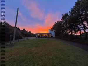 Východ nebo západ slunce při pohledu z prázdninového domu nebo okolí