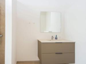 łazienka z umywalką i lustrem w obiekcie 12 person holiday home in Lemvig-By Traum w mieście Lemvig +32 zdjęcia
