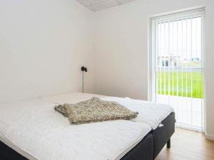 Dormitorio blanco con cama con almohada en Holiday home Lemvig XLII, en Lemvig