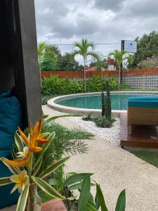 Bazén v ubytování Bale Solah Lombok Holiday Resort nebo v jeho okolí
