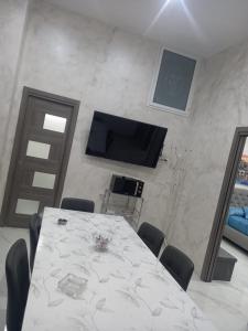 une salle à manger avec une table et une télévision dans l'établissement Casa Vacanza da Nunzio, à Torre Annunziata