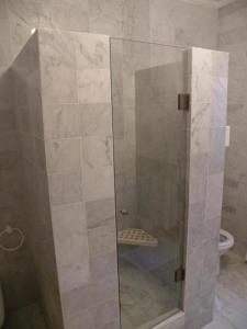 Bilik mandi di LUXUEUX APPARTEMENT AVEC PISCINE VUE FEERIQUE SUR LA BAIE DE CANNES CALME +5 gambar