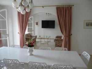 Televisyen dan/atau pusat hiburan di LUXUEUX APPARTEMENT AVEC PISCINE VUE FEERIQUE SUR LA BAIE DE CANNES CALME