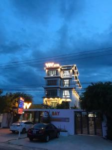 ein Gebäude mit Lichtern in der Nacht in der Unterkunft HOTEL VTV DỐC LẾT in Ninh Hòa