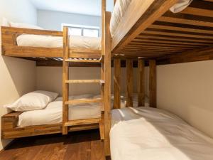 野沢温泉村にあるOguma Houseの二段ベッド2組が備わる客室です。