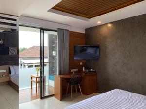 TV a/nebo společenská místnost v ubytování Bale Solah Lombok Holiday Resort